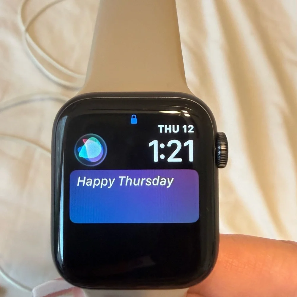 Apple Watch Series 5 40mm Aluminum – Excellent Condition + 2 Chargers